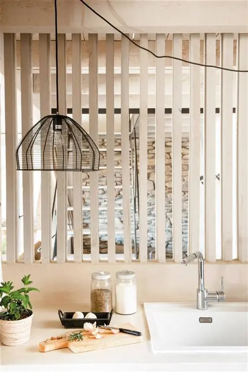 Идеи, как украсить кухню жалюзи.