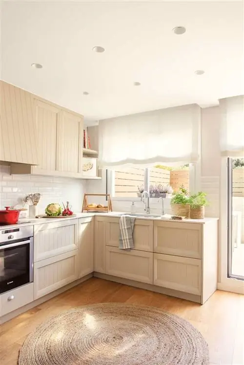 Идеи, как украсить кухню жалюзи.