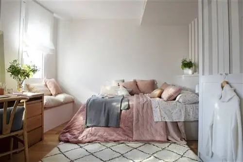 Идеи, как украсить скамейки в спальне.