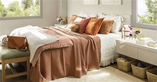 Скамейки в спальне: идеальное решение, чтобы привнести тепло и стиль