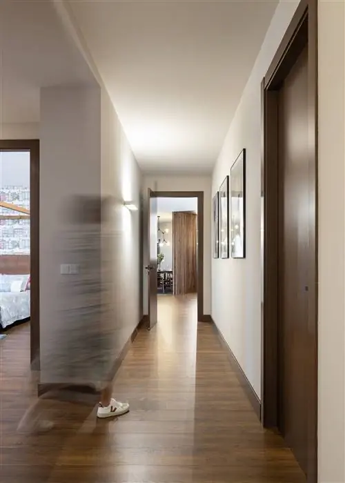 После коридора синей квартиры Soldecor de Avilés
