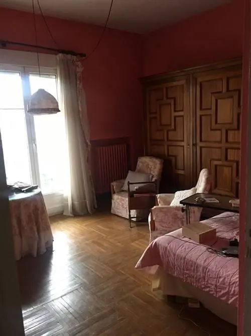 Перед главной спальней синей квартиры Soldecor в Авилесе