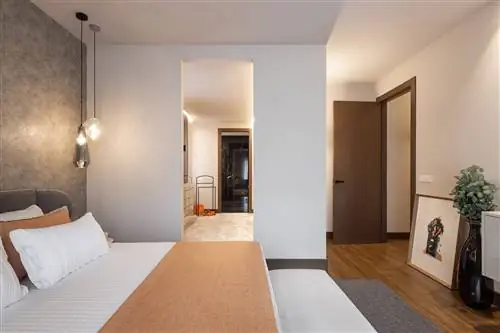 После главной спальни синей квартиры Soldecor de Avilés