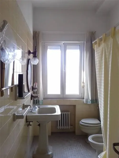 Перед ванной синей квартиры Soldecor в Авилесе