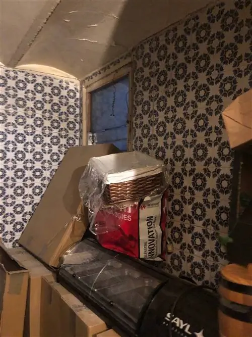 Спальня со старомодной плиткой и маленьким неиспользованным окном. Спальня со старомодной плиткой и маленьким неиспользованным окном.