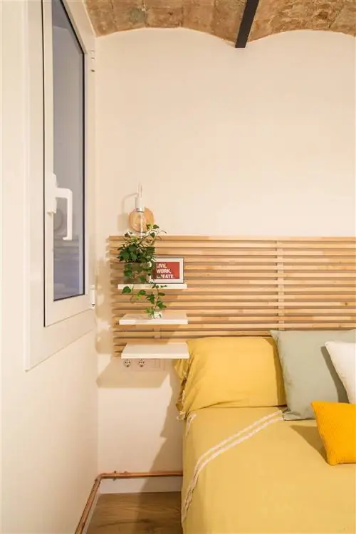 Яркая и современная спальня с изголовьем кровати IKEA, полная изящества и стиля. Яркая и современная спальня с изголовьем кровати IKEA, полная изящества и стиля.