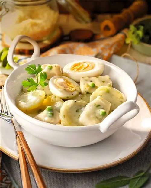 Что приготовить в мае: рецепт каракатиц с картошкой, яйцом и горошком.