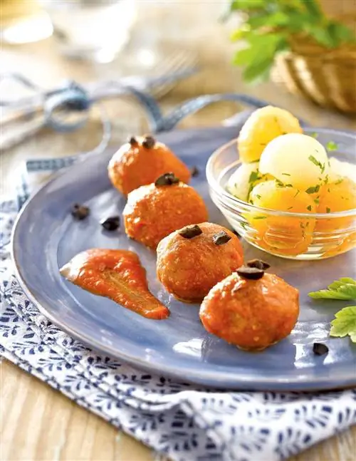 Что приготовить в мае: рецепт тефтелей с салатом из помидор и дыни Галия.