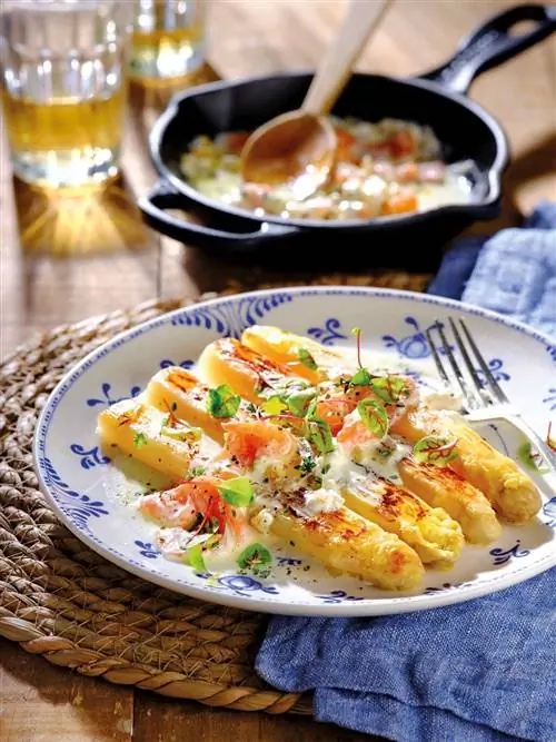 Что приготовить в мае: рецепт белой спаржи с соусом из лосося.