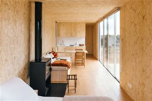 Длинный вид на три комнаты Tiny Home в Куэнке Длинный вид на три комнаты Tiny Home в Куэнке