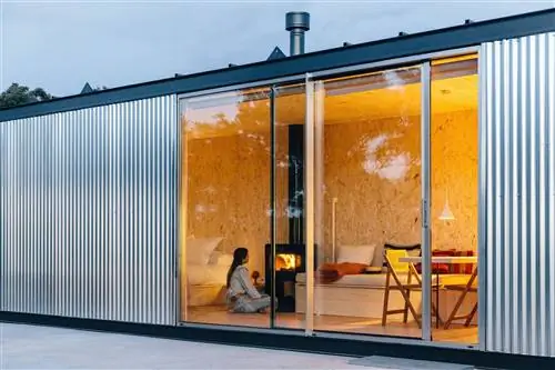 Вид снаружи на гостиную и камин Tiny Home в Куэнке. Вид снаружи на гостиную и камин Tiny Home в Куэнке.