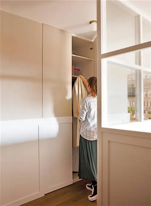 Стена в коридоре со скрытыми шкафами 00535961