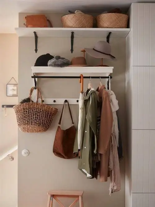 Полка ИКЕА Хемнэс в коридоре. Воспользуйтесь прихожей с полками для хранения