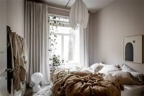 Спальня в скандинавском стиле, оформленная в серо-коричневых тонах