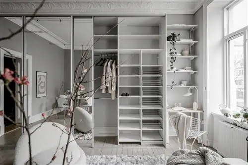 Гардеробная с раздвижными зеркальными дверями и письменным столом Nordic