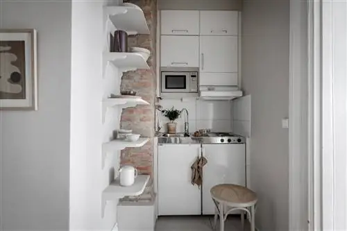 Маленькая белая кухня с открытой кирпичной стеной и плавающими полками