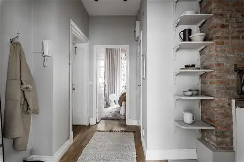 Коридор дистрибьютора со стенами, окрашенными в серый цвет