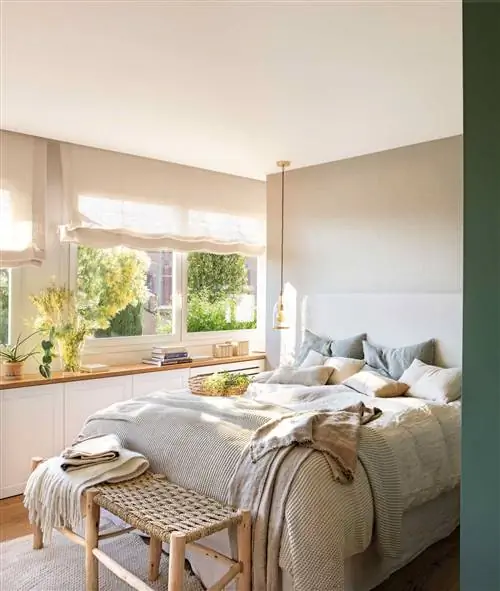 Небольшая спальня, оформленная в нейтральных тонах, со скамьей из волокнистой ткани у изножья кровати 00535967