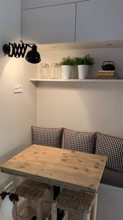 Небольшая кухня с мини-офисом со скамейкой от Марты Тобелла