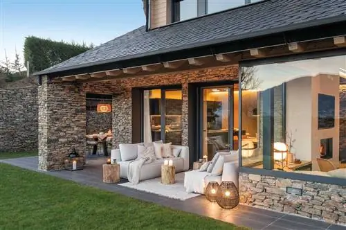 Веранда горного дома с гостиной и обеденной зоной 00533682