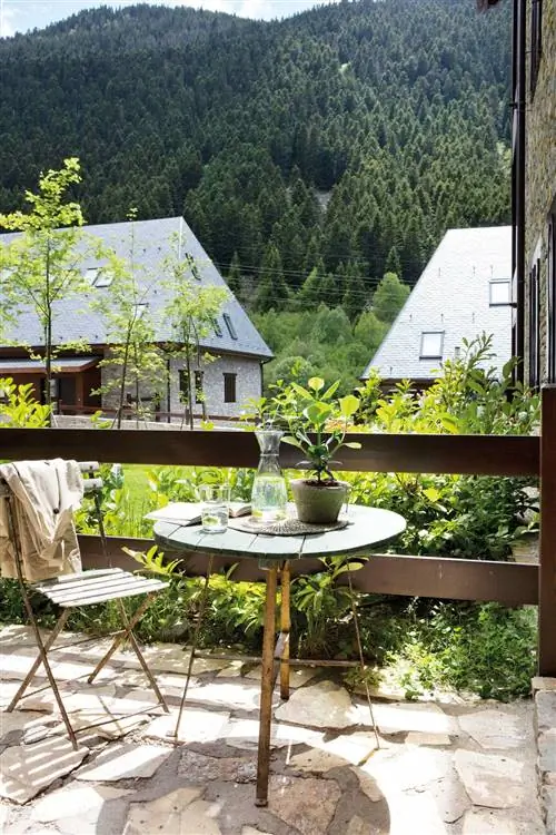 столовая-открытый-небольшой-балкон-гора 00508520