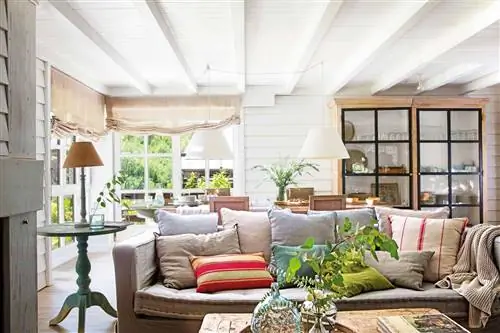 гостиная-с-диваном-с-подушками-и-витриной-00508517