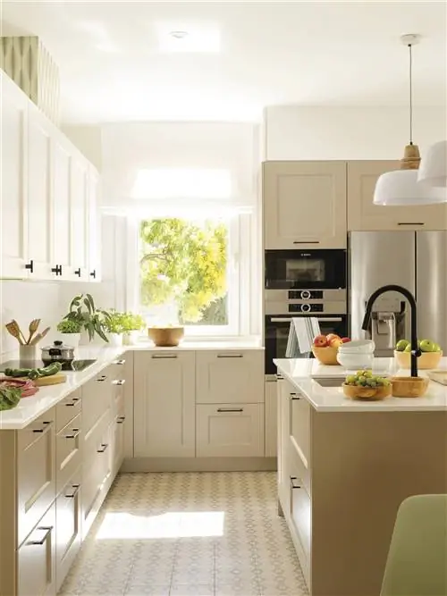 кухня с бело-бежевой мебелью с лепниной 00531764