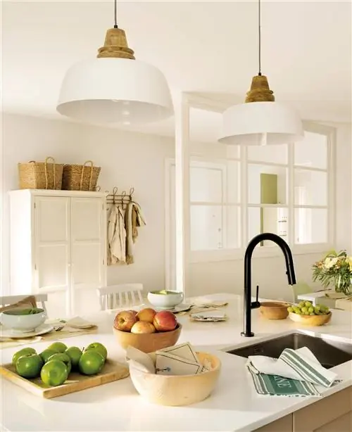 00531763 Кухонный остров с черным краном и подвесными светильниками