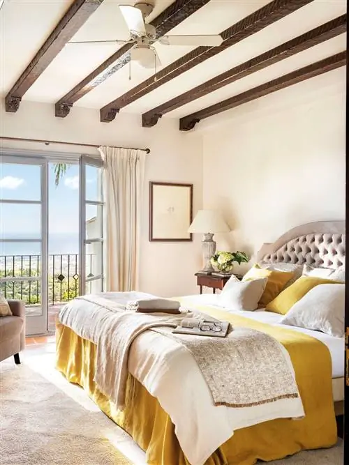 желтая спальня с деревянными балками-00538240