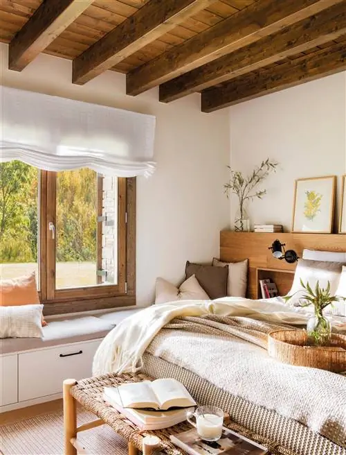 Спальня с деревянным изголовьем и кроватью с одеялами 00534786