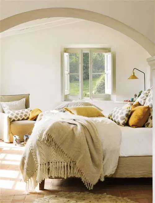 кровать с пледом и подушками цвета охры 00482293