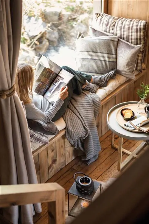 00497715 Скамейка с клетчатыми подушками