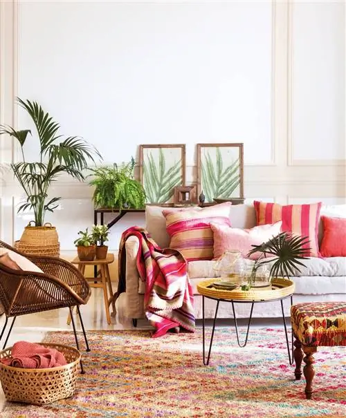 Гостиная с белым диваном с подушками и цветным одеялом 00474301