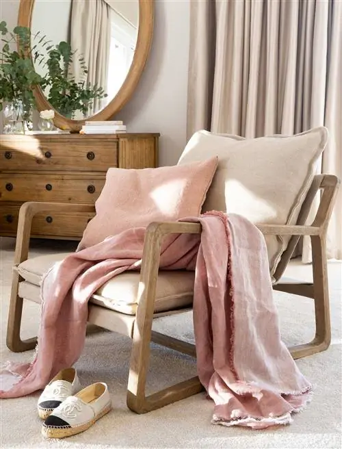 Деталь деревянного кресла с одеялом на подлокотниках 00534520