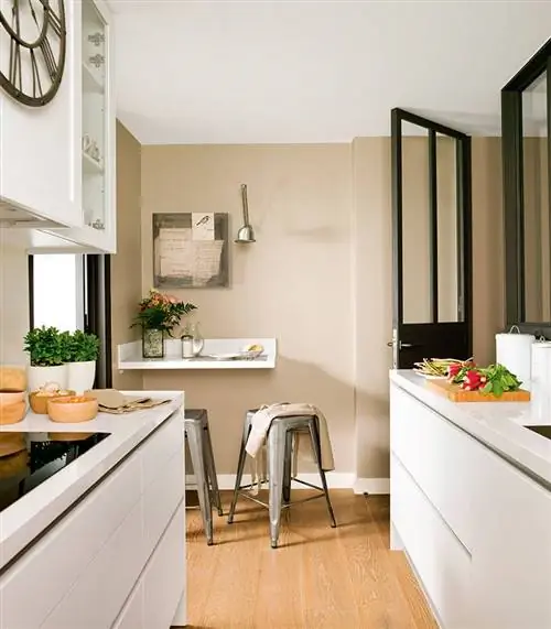 кухня с угловой барной стойкой и металлическими скамейками 00408049