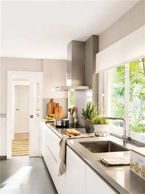 кухня с белой мебелью и серой столешницей 00522632