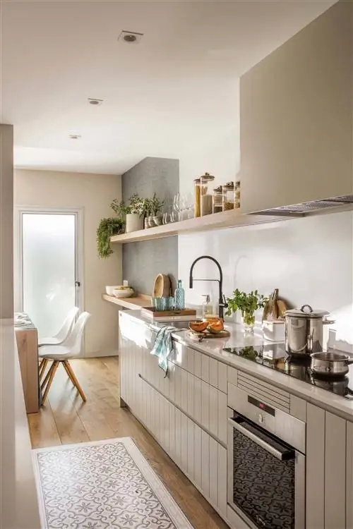 узкая кухня с мебелью на одном фасаде 00539543-j.webp