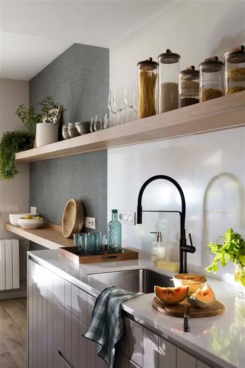 кухня-с-деревянными-полками-00539557 O