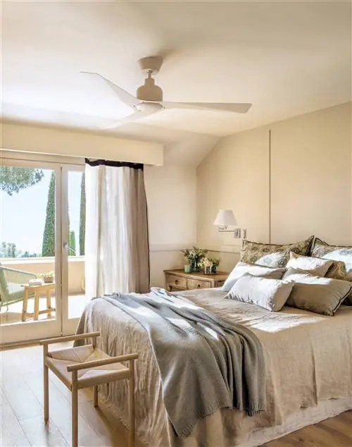 Бежевая спальня с мягким синим постельным бельем. спать