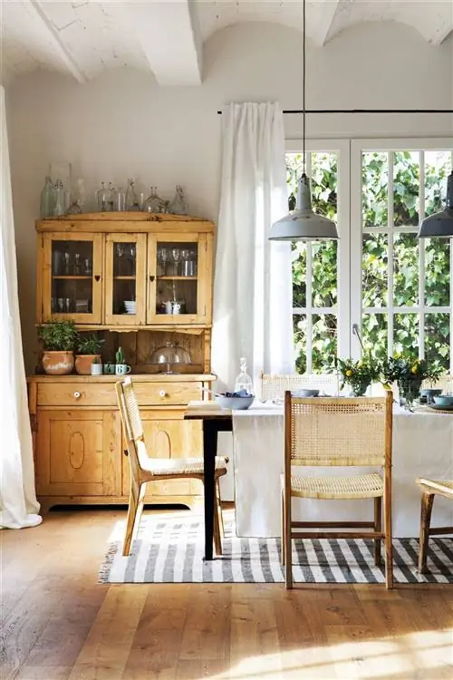 Столовая с деревянным шкафом.