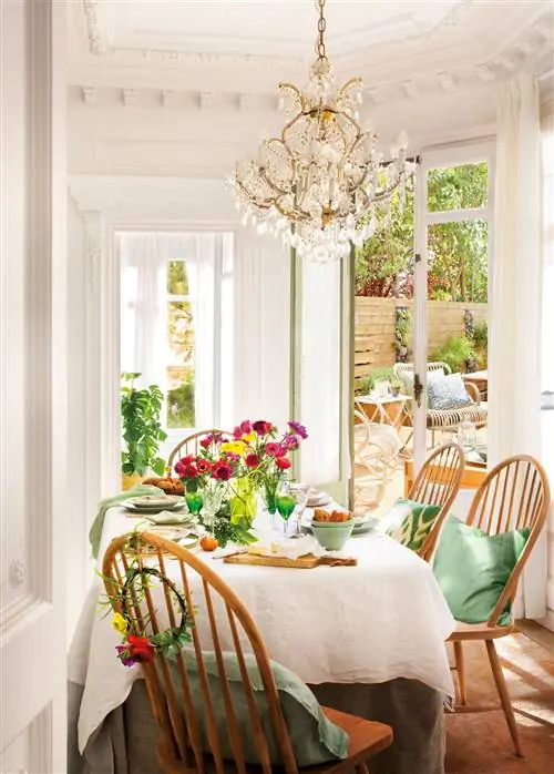 Современная столовая с подвесным потолком.