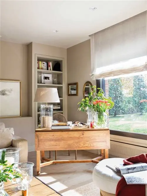 Гостиная с восстановленным письменным столом.