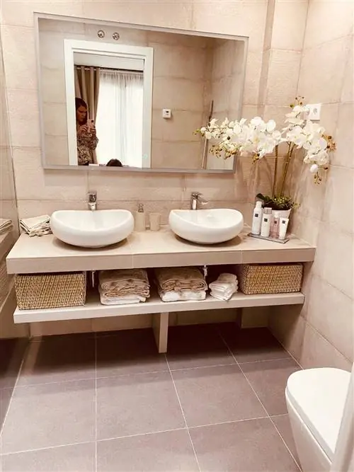 бежевый читатель в ванной Беатрис Ривас