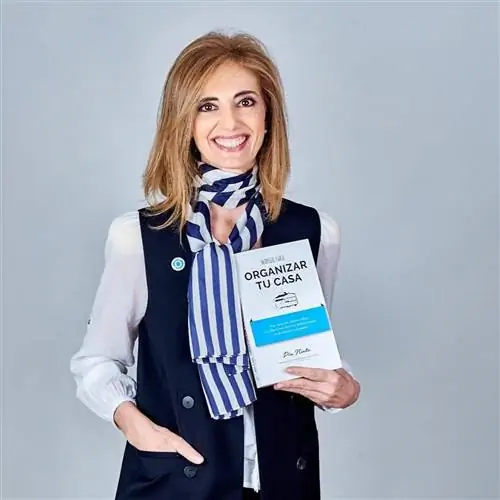 Пиа наводит порядок с помощью своей книги по уборке