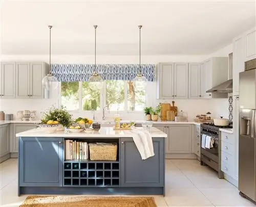 кухня с островом с потолочными светильниками 00536810