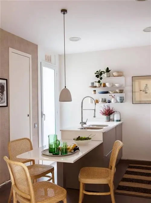 кухня со столом, прикрепленным к острову 00540360