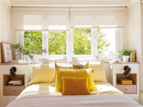 Маленькая белая спальня с изголовьем стены с прикроватными тумбочками 00483094