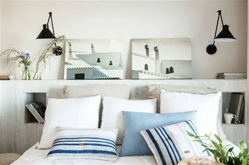 Небольшая спальня с изголовьем со встроенными столами нишевого типа 00526661