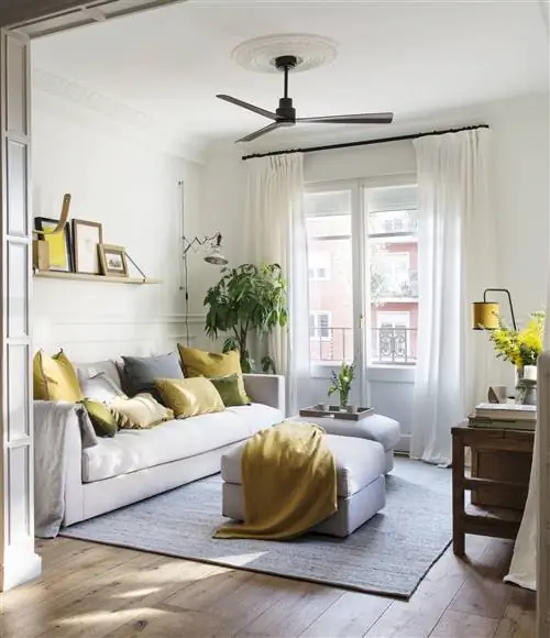 Скандинавская гостиная с серым диваном и пуфами с горчичными подушками 00500550