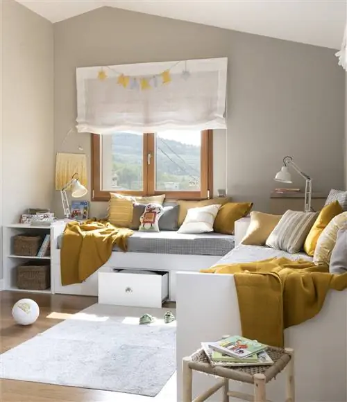 Детская комната с двумя раскладушками и текстилем горчичного цвета 00490934